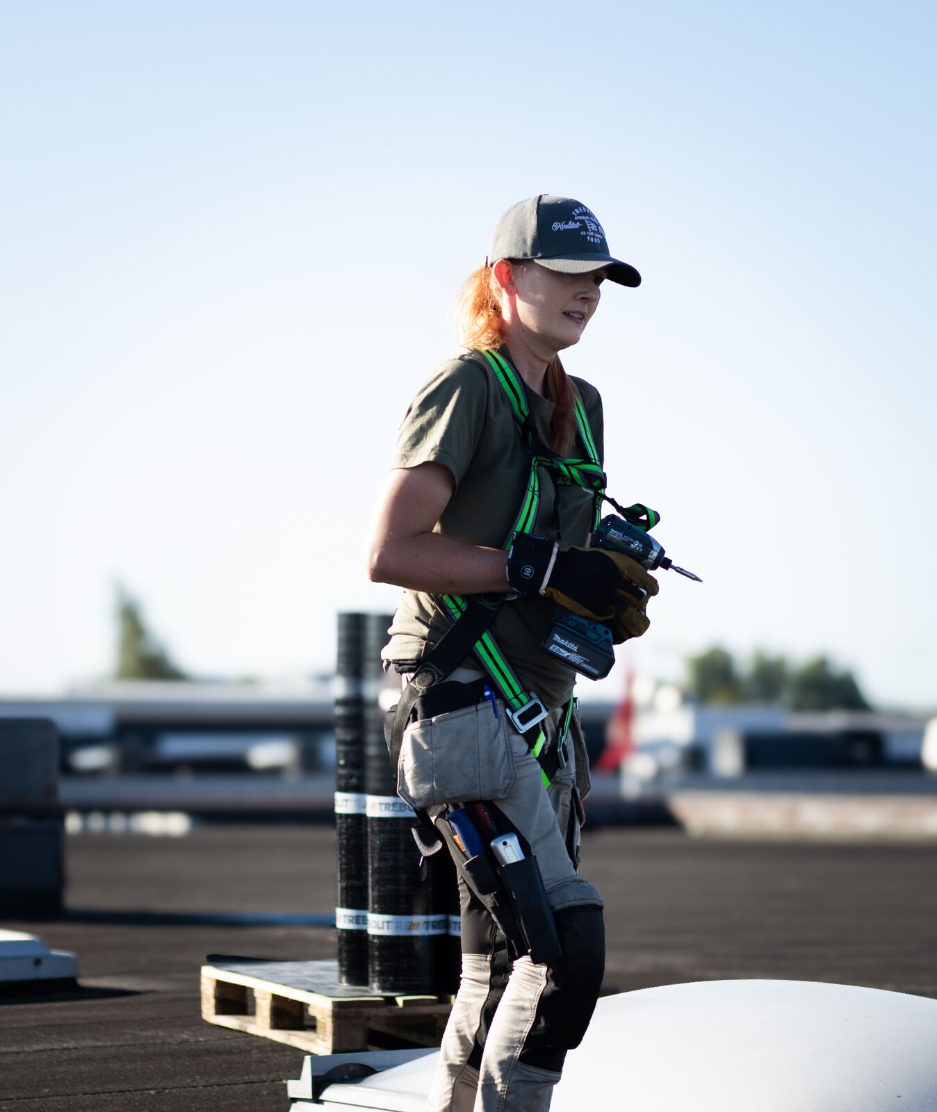 Katarzyna Kosteczka på objekt Skoda med fallskyddssele på. Foto: Daniel Mogman