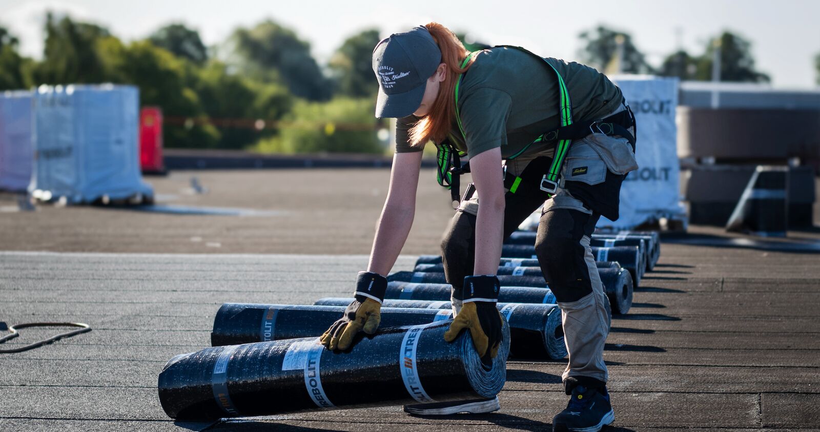 Katarzyna Kosteczka med tätskiktsrullar från Trebolit. Foto: Daniel Mogman